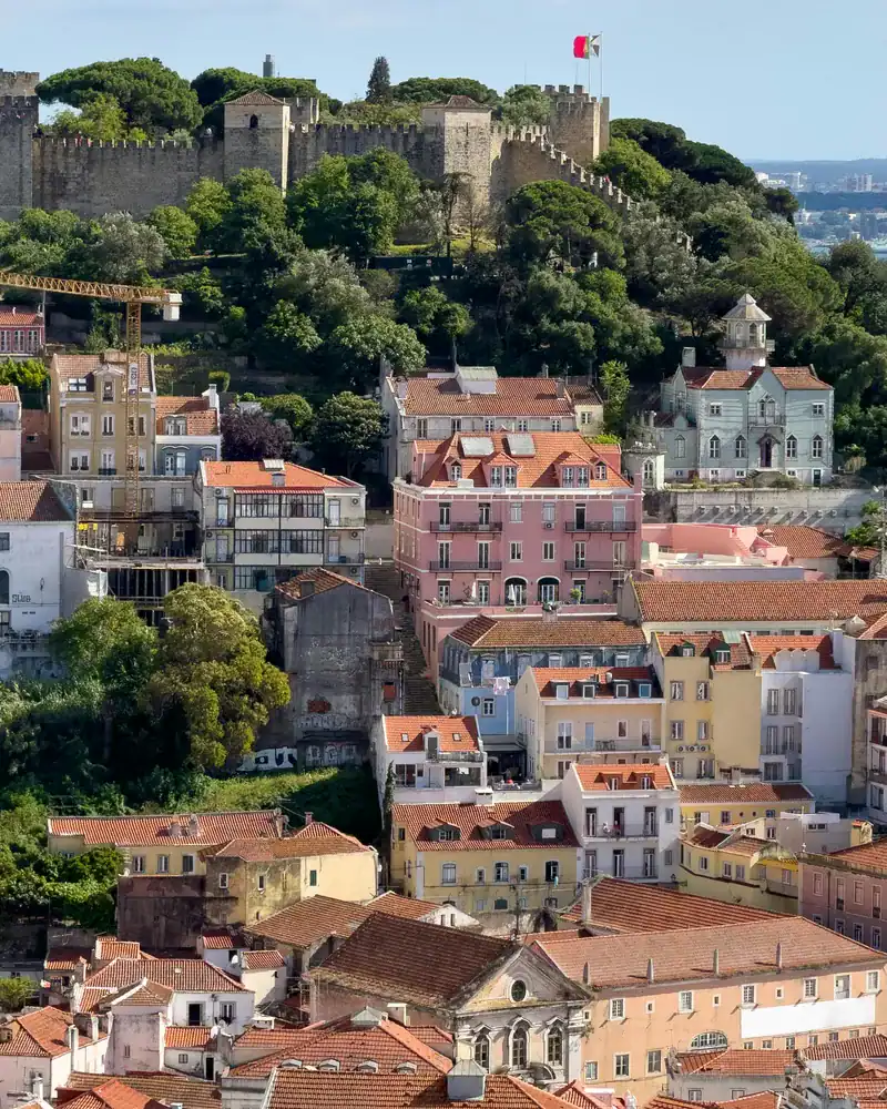 Castelo de São Jorge über den roten Dächern Lissabons — freier Eintritt mit der Lisboa Card