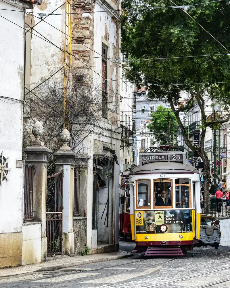 Tram 28 in der Alfama-Gasse — kostenlos mit der Lisboa Card