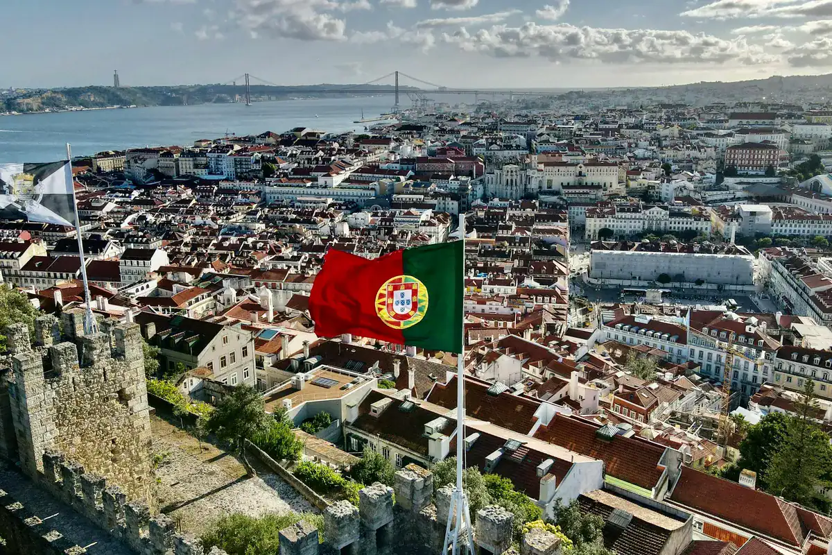 Panoramablick vom Castelo de Sao Jorge ueber Lissabon mit der Ponte 25 de Abril im Hintergrund