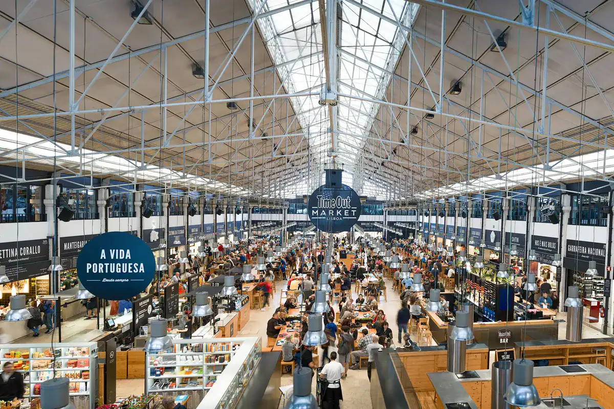 Der Time Out Market in der Markthalle Mercado da Ribeira in Lissabon