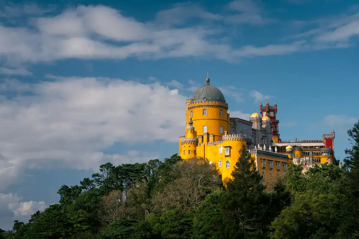 Palácio Nacional da Pena in Sintra — farbenfroher Märchenpalast auf einem Hügel umgeben von Wald