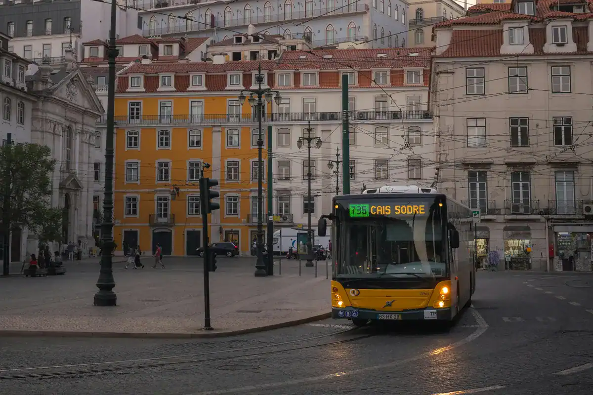 CARRIS-bus 's avonds op het Praça da Figueira in Lissabon