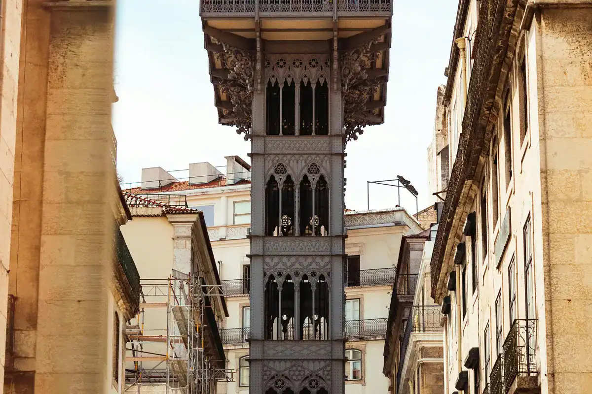 Elevador de Santa Justa - gietijzeren lift tussen gevels in de Baixa