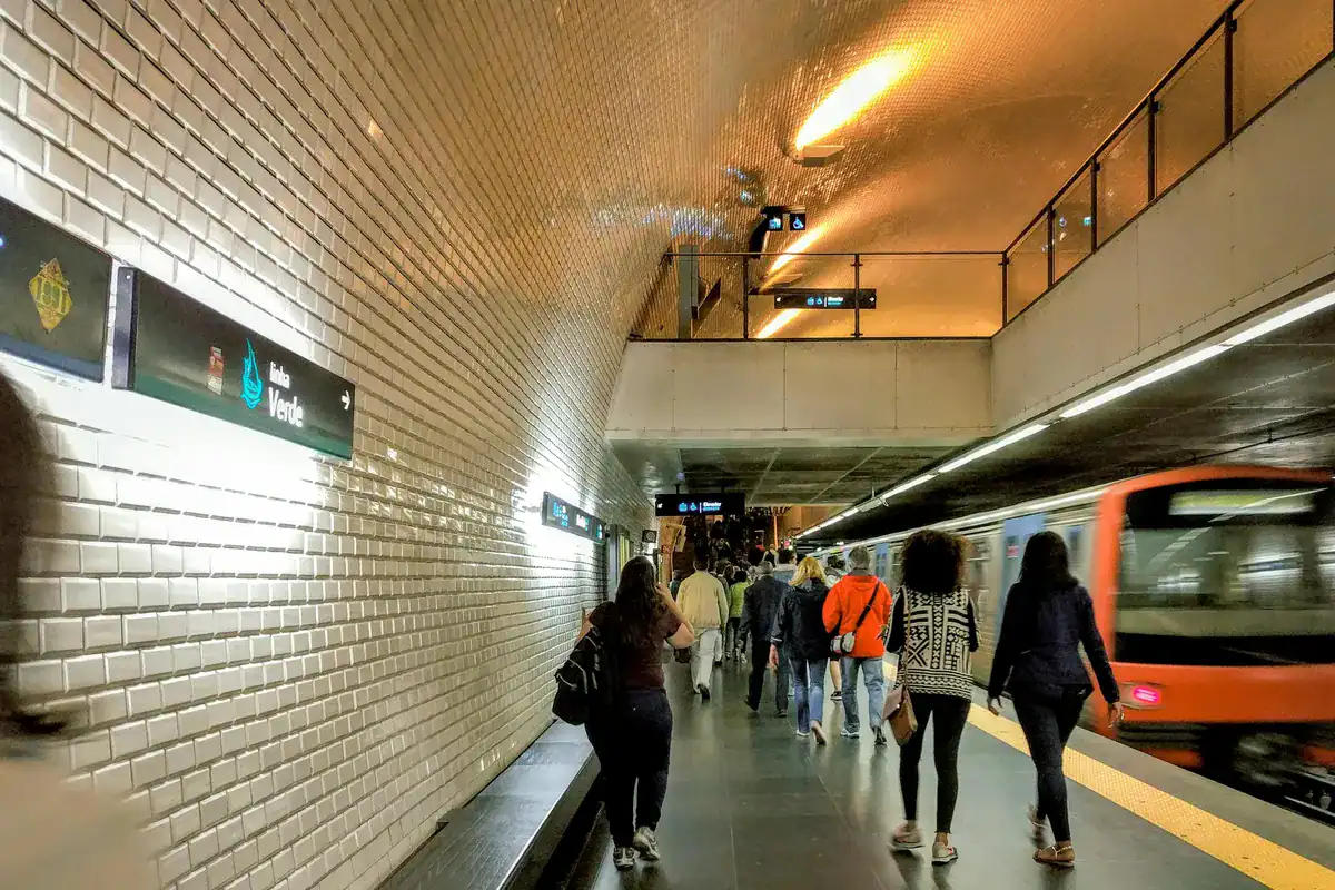 Passagiers op het perron van een metrostation in Lissabon