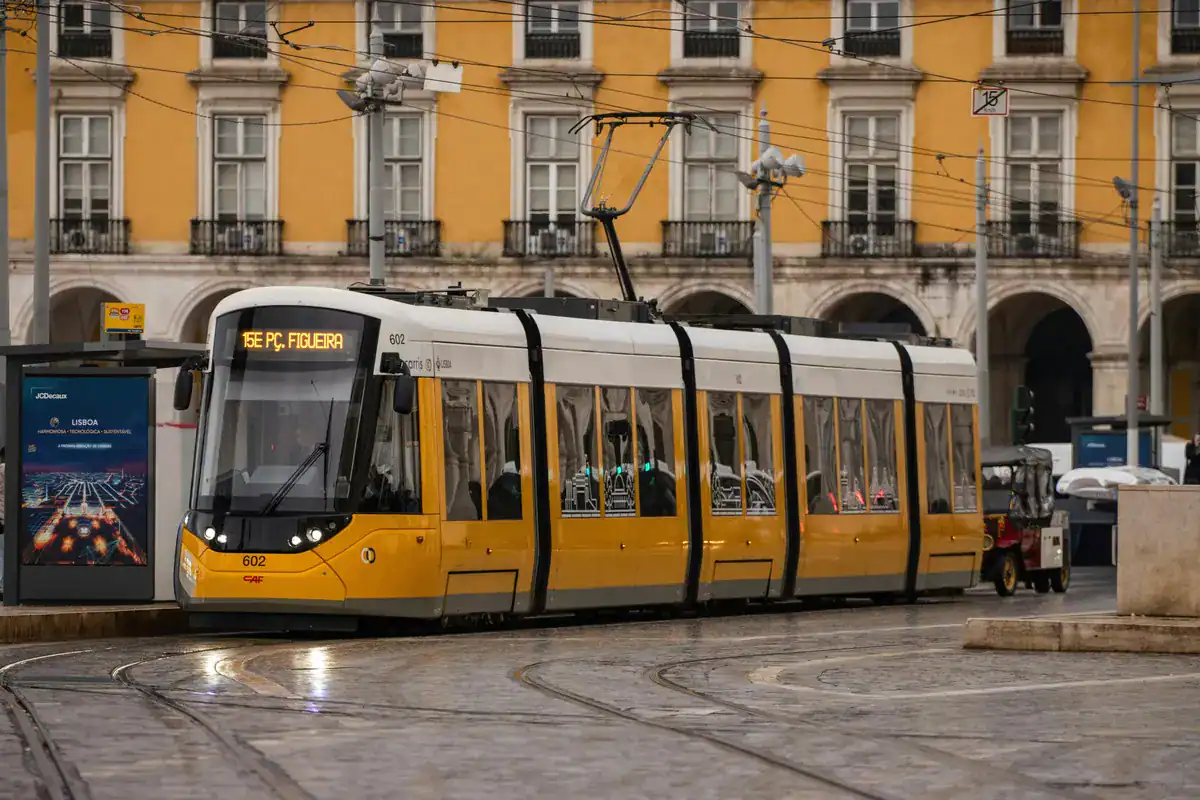 Moderne CARRIS-tram op het Praça do Comércio