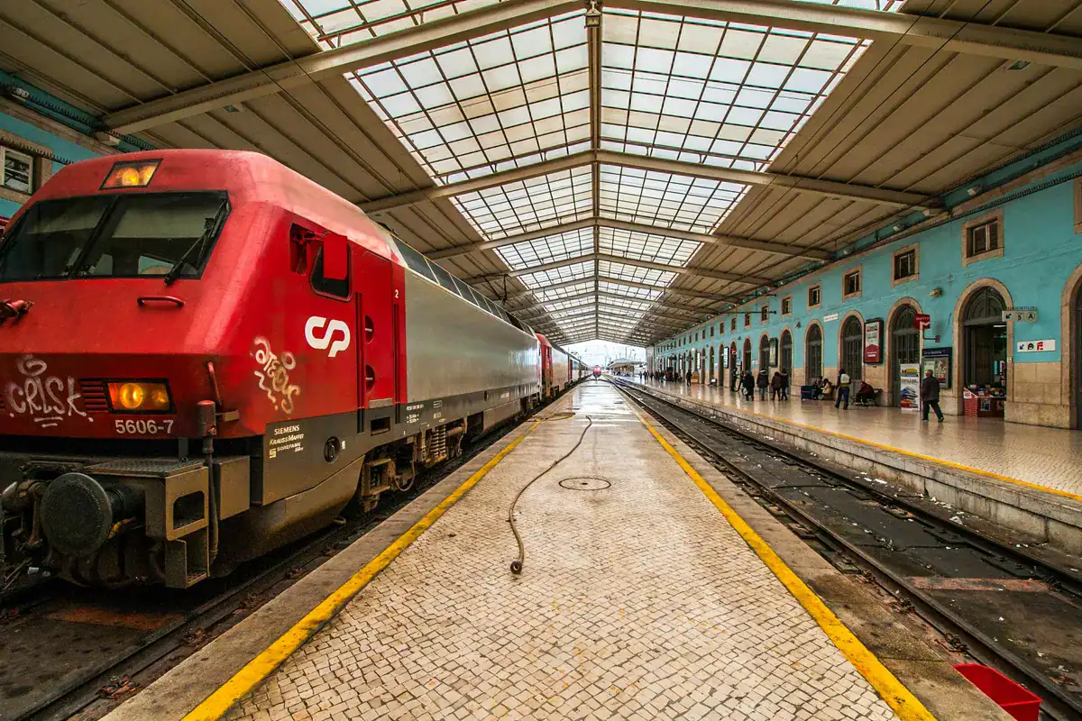 CP trein op station Santa Apolónia in Lissabon