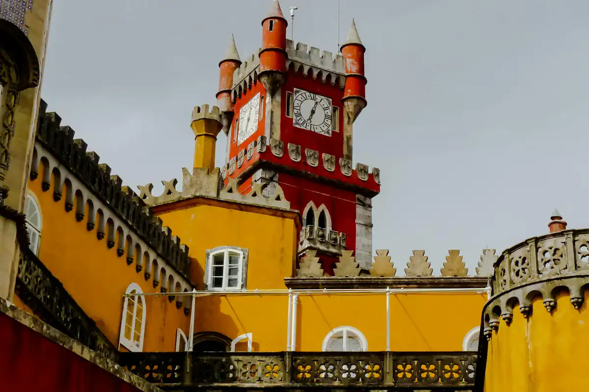 Detailansicht des Uhrturms am Palácio da Pena mit seinen rot-gelben Fassaden