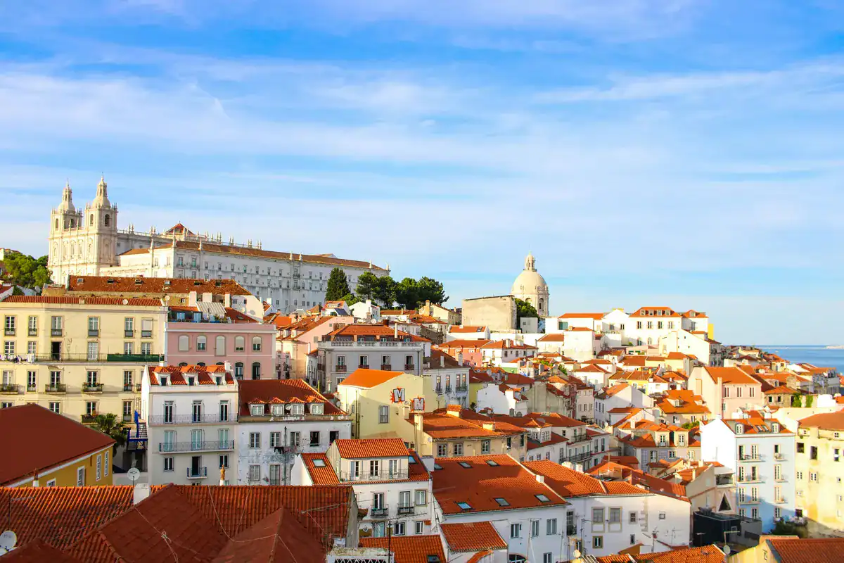 Panoramablick ueber die Daecher von Alfama mit dem Kloster Sao Vicente im Hintergrund