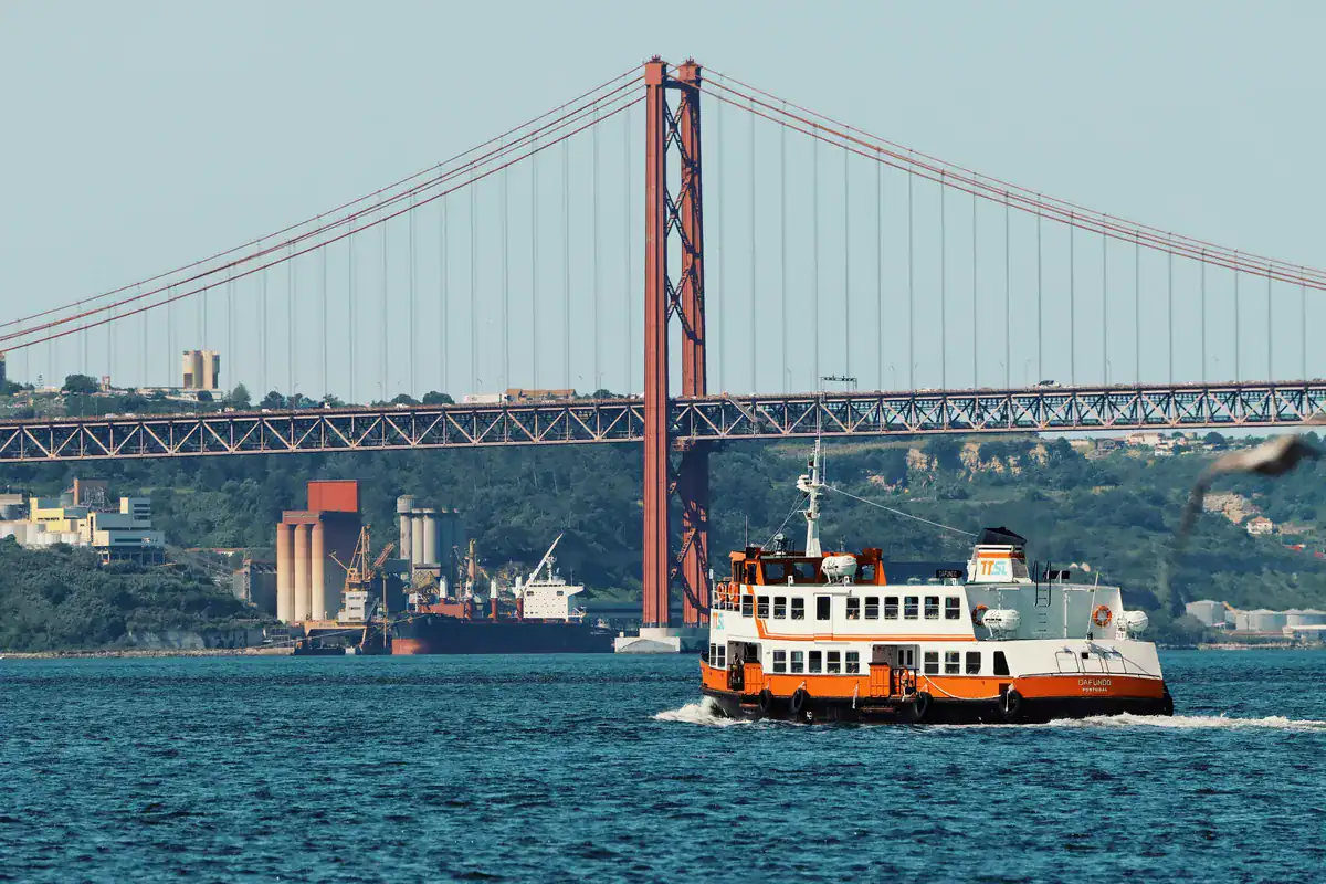 Faehre auf dem Tejo vor der Ponte 25 de Abril — mit der Lisboa Card inklusive