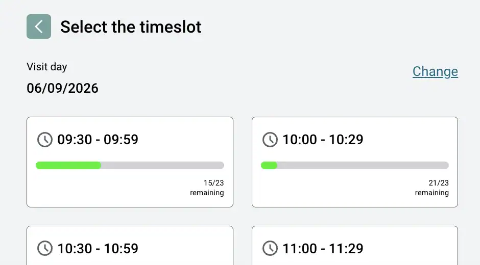 Zeitfenster-Auswahl im Portal mit Uhrzeiten und Anzeige der restlichen Plätze pro Slot.